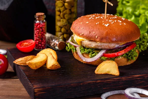 Domácí Hamburger Salátem Sýrem Detailní Záběr Domova Chutné Hamburgery Dřevěném — Stock fotografie
