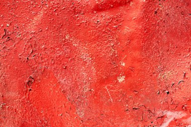 Çatlakları ve çizikleri olan metal bir duvarın dokusu arka plan olarak kullanılabilir.