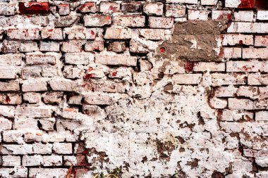 Çatlakları ve çizikleri olan tuğla duvar dokusu arka plan olarak kullanılabilir.
