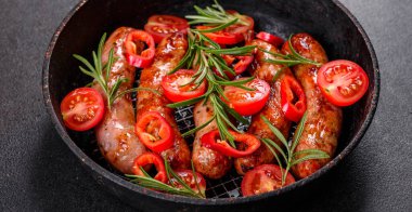 Domates, baharat ve otlarla kızartılmış taze sulu sosisler.