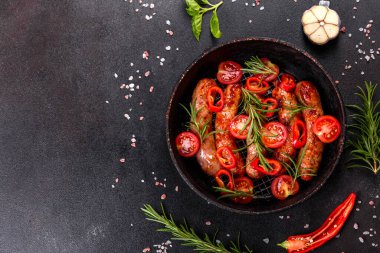 Domates, baharat ve otlarla kızartılmış taze sulu sosisler.