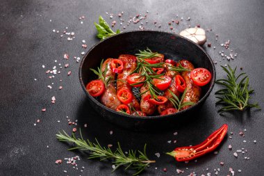 Domates, baharat ve otlarla kızartılmış taze sulu sosisler.