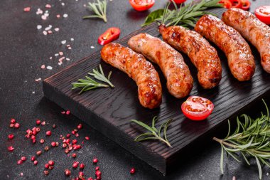 Domates, baharat ve otlarla kızartılmış taze sulu sosisler.