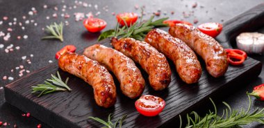 Domates, baharat ve otlarla kızartılmış taze sulu sosisler.