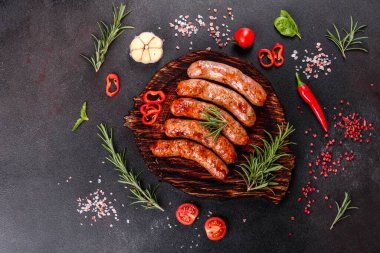 Domates, baharat ve otlarla kızartılmış taze sulu sosisler.