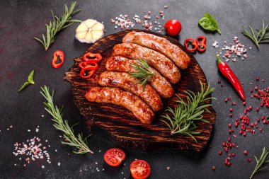 Domates, baharat ve otlarla kızartılmış taze sulu sosisler.