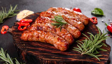 Domates, baharat ve otlarla kızartılmış taze sulu sosisler.