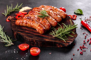 Domates, baharat ve otlarla kızartılmış taze sulu sosisler.