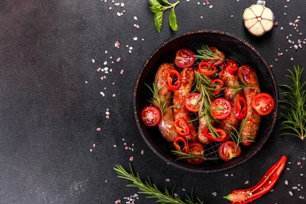 Domates, baharat ve otlarla kızartılmış taze sulu sosisler.