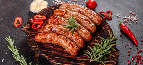 Domates, baharat ve otlarla kızartılmış taze sulu sosisler.