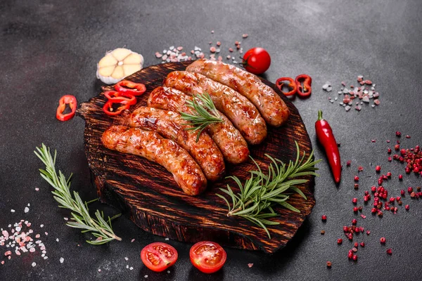 Domates, baharat ve otlarla kızartılmış taze sulu sosisler.