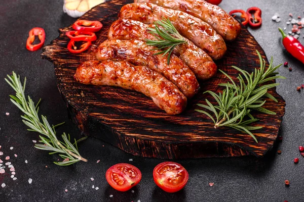 Domates, baharat ve otlarla kızartılmış taze sulu sosisler.