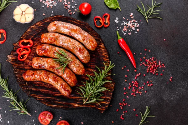 Domates, baharat ve otlarla kızartılmış taze sulu sosisler.