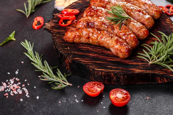 Domates, baharat ve otlarla kızartılmış taze sulu sosisler.