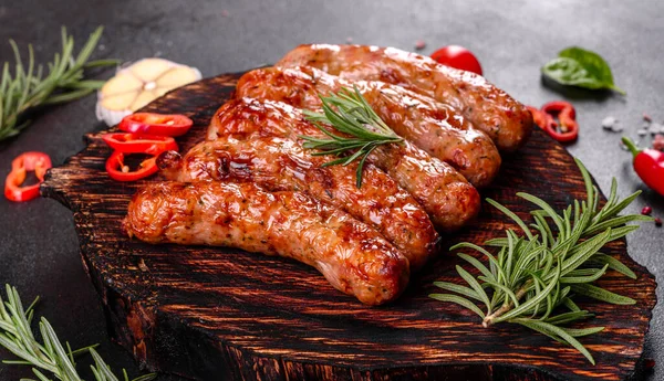 Domates, baharat ve otlarla kızartılmış taze sulu sosisler.