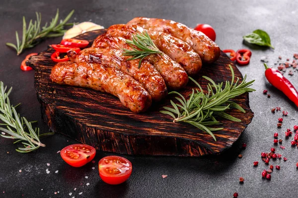 Domates, baharat ve otlarla kızartılmış taze sulu sosisler.