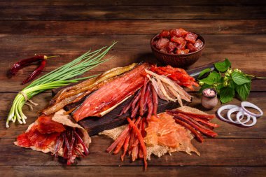 Atıştırmalık olarak dilimlenmiş tuzlu füme balık. Kurutulmuş balık atıştırması.