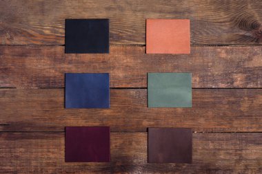 Çeşitli ürünlerin üretimi için renkli deri örnekleri metin için alanı olan bir çerçeve şeklinde dizilmiştir.