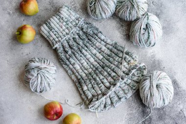 Dikenli tellerle örgü örmek boş zamanlarında yaptığı bir uğraş ve hobiydi. Boş vakitlerinde telli gri kahve örüyorum.