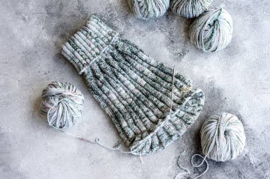 Dikenli tellerle örgü örmek boş zamanlarında yaptığı bir uğraş ve hobiydi. Boş vakitlerinde telli gri kahve örüyorum.