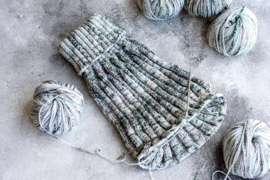 Dikenli tellerle örgü örmek boş zamanlarında yaptığı bir uğraş ve hobiydi. Boş vakitlerinde telli gri kahve örüyorum.