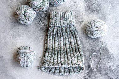 Dikenli tellerle örgü örmek boş zamanlarında yaptığı bir uğraş ve hobiydi. Boş vakitlerinde telli gri kahve örüyorum.