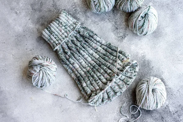 Dikenli tellerle örgü örmek boş zamanlarında yaptığı bir uğraş ve hobiydi. Boş vakitlerinde telli gri kahve örüyorum.