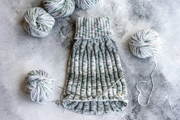 Dikenli tellerle örgü örmek boş zamanlarında yaptığı bir uğraş ve hobiydi. Boş vakitlerinde telli gri kahve örüyorum.