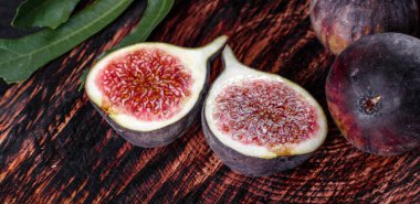 Karanlık masada taze incir var. Sağlıklı Akdeniz incir meyvesi. Siyah arkaplanda taze incir