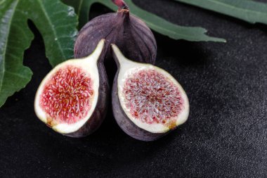 Karanlık masada taze incir var. Sağlıklı Akdeniz incir meyvesi. Siyah arkaplanda taze incir