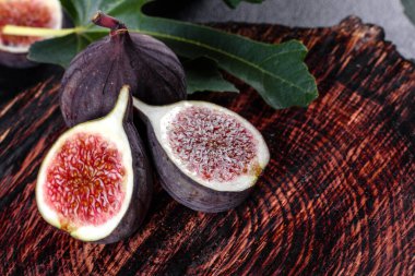 Karanlık masada taze incir var. Sağlıklı Akdeniz incir meyvesi. Siyah arkaplanda taze incir