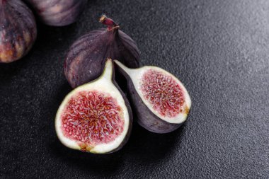 Karanlık masada taze incir var. Sağlıklı Akdeniz incir meyvesi. Siyah arkaplanda taze incir