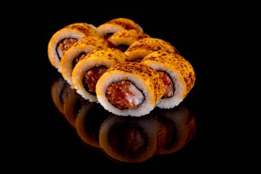 En iyi balık ve deniz ürünlerinden yapılmış taze suşi dürümleri. Japon mutfağı.