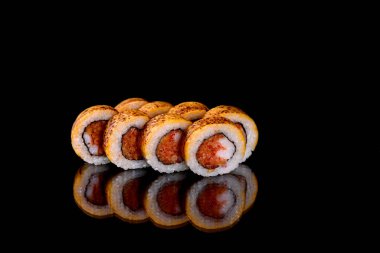 En iyi balık ve deniz ürünlerinden yapılmış taze suşi dürümleri. Japon mutfağı.