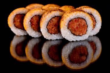 En iyi balık ve deniz ürünlerinden yapılmış taze suşi dürümleri. Japon mutfağı.