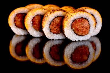 En iyi balık ve deniz ürünlerinden yapılmış taze suşi dürümleri. Japon mutfağı.