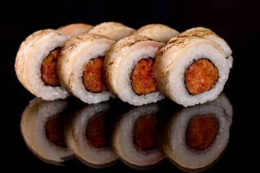 En iyi balık ve deniz ürünlerinden yapılmış taze suşi dürümleri. Japon mutfağı.