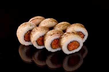 En iyi balık ve deniz ürünlerinden yapılmış taze suşi dürümleri. Japon mutfağı.