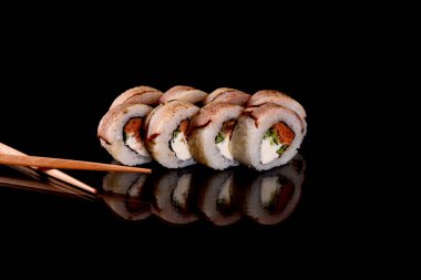 En iyi balık ve deniz ürünlerinden yapılmış taze suşi dürümleri. Japon mutfağı.