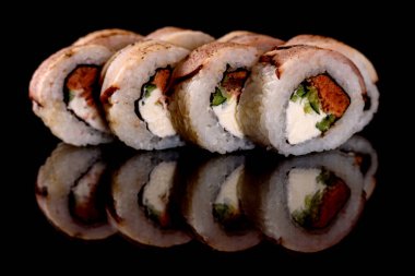 En iyi balık ve deniz ürünlerinden yapılmış taze suşi dürümleri. Japon mutfağı.