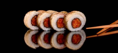 En iyi balık ve deniz ürünlerinden yapılmış taze suşi dürümleri. Japon mutfağı.