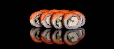 En iyi balık ve deniz ürünlerinden yapılmış taze suşi dürümleri. Japon mutfağı.