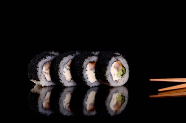 En iyi balık ve deniz ürünlerinden yapılmış taze suşi dürümleri. Japon mutfağı.