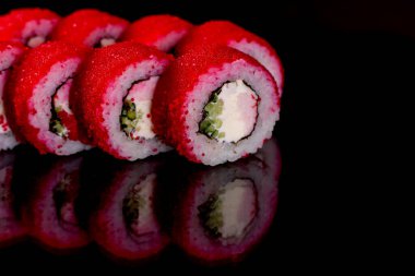 En iyi balık ve deniz ürünlerinden yapılmış taze suşi dürümleri. Japon mutfağı.