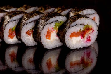 En iyi balık ve deniz ürünlerinden yapılmış taze suşi dürümleri. Japon mutfağı.