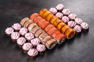 En iyi balık ve deniz ürünlerinden yapılmış taze suşi dürümleri. Japon mutfağı.