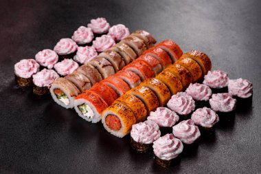 En iyi balık ve deniz ürünlerinden yapılmış taze suşi dürümleri. Japon mutfağı.