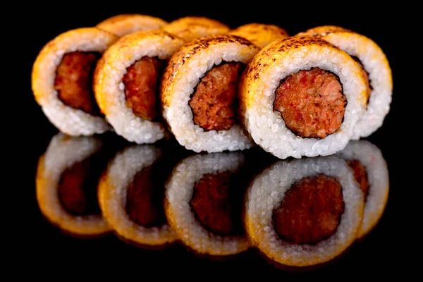 En iyi balık ve deniz ürünlerinden yapılmış taze suşi dürümleri. Japon mutfağı.