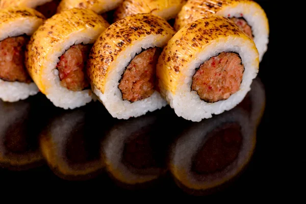 En iyi balık ve deniz ürünlerinden yapılmış taze suşi dürümleri. Japon mutfağı.