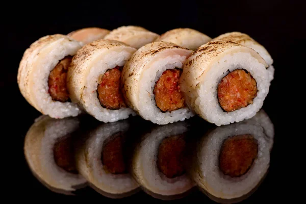 En iyi balık ve deniz ürünlerinden yapılmış taze suşi dürümleri. Japon mutfağı.
